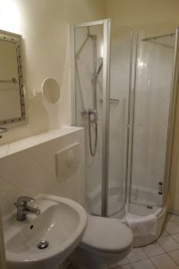 Badezimmer mit Dusche Wohnung 3