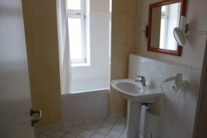 Helles Badezimmer mit Badewanne Wohnung 1