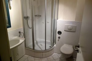 Badezimmer mit Dusche und WC
