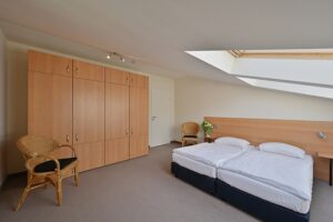 Schlafzimmer 1 mit Doppelbett 1,80 m*2,00 m