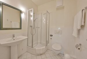 Badezimmer mit Dusche Wohnung 6