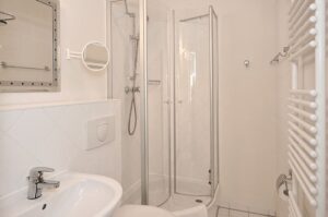 Badezimmer mit Dusche Wohnung 7