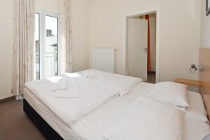 Schlafzimmer 1 mit Doppelbett 1,80 m*2,00 m